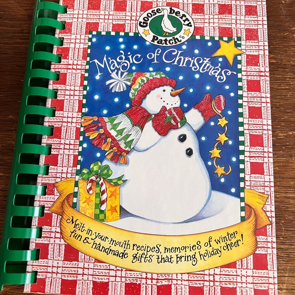 Gooseberry Patch Magic of Christmas Cookbook (2001)